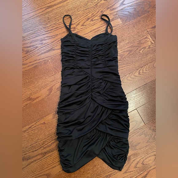 Black mini H and M dress - Picture 4 of 11